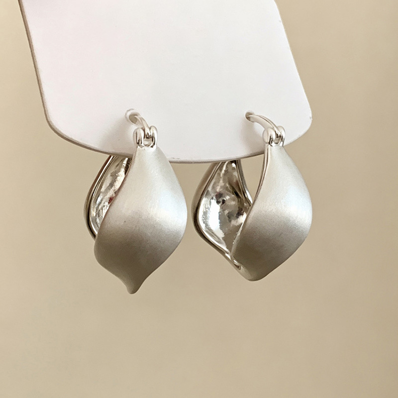 Women Accessories Drawing - Silberfarbene, individuelle, gedrehte Draht-Blätter-Creolen für charmante