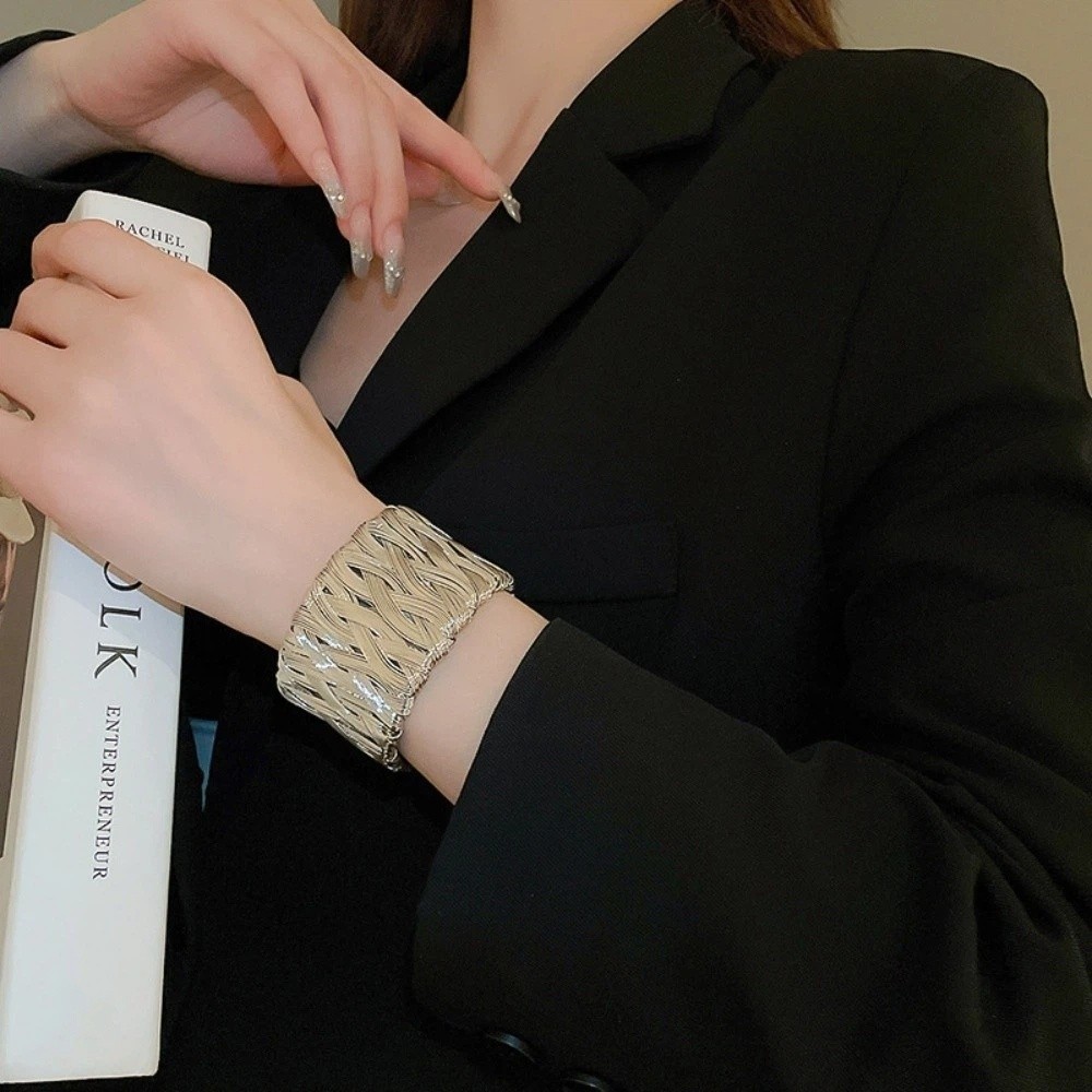 Ausgehöhlter Legierungs-Armrei – Women Accessories Drawing Bewertung und Preis